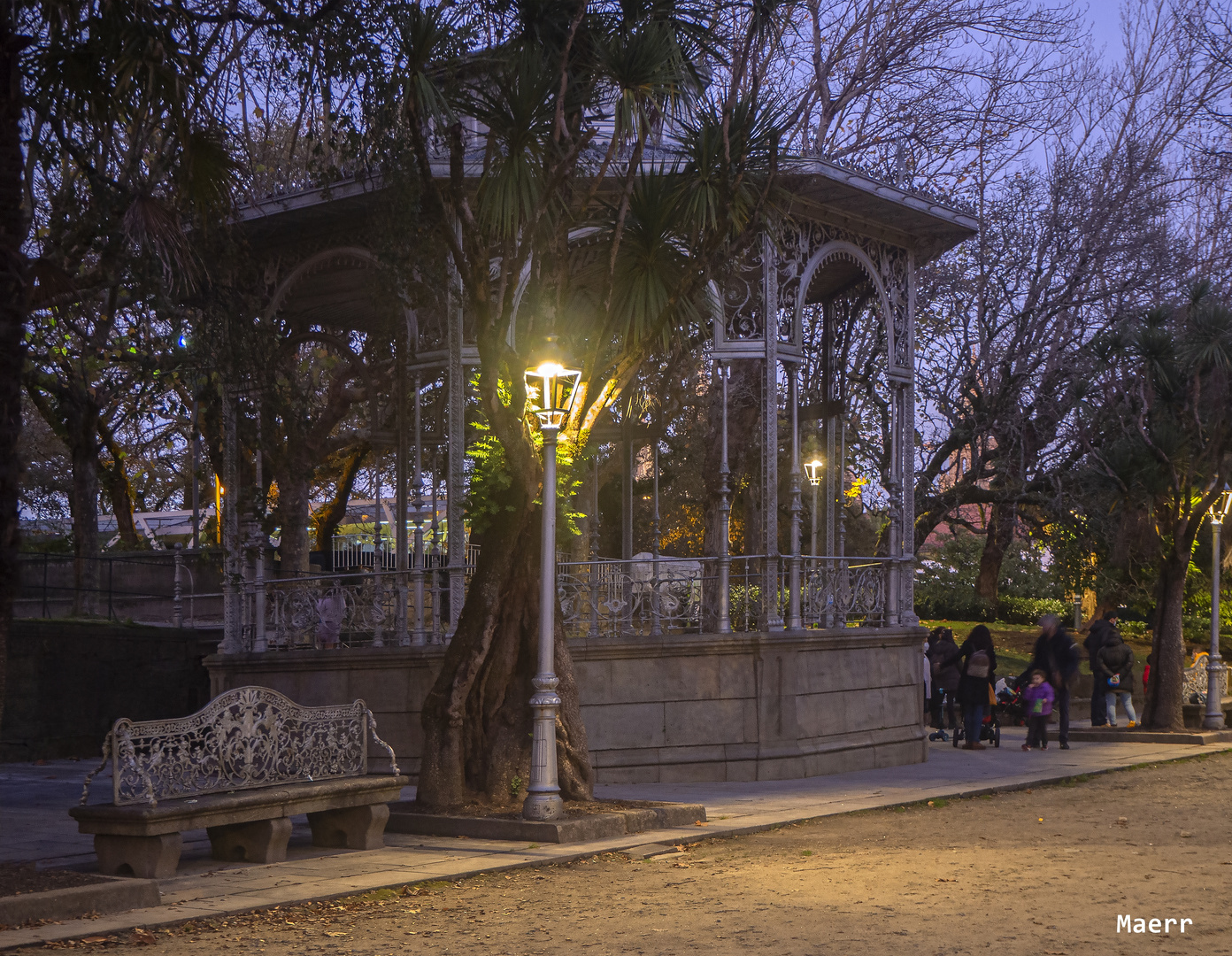 Banco y quiosco de hierro forjado