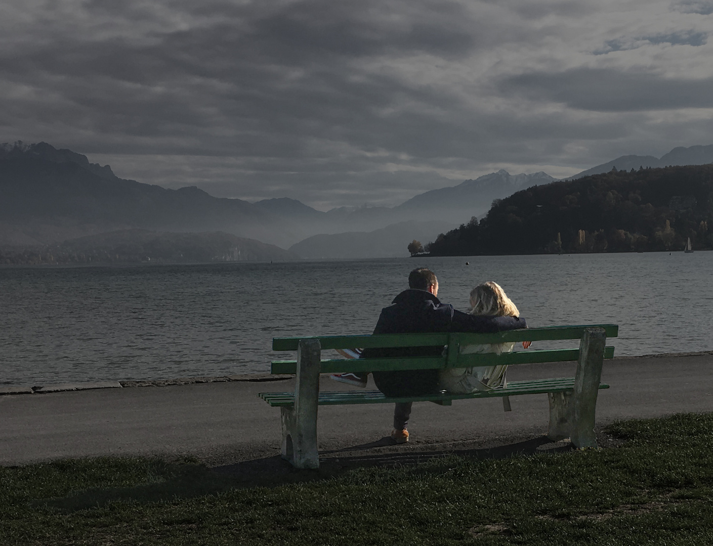 Bancs publics au bord du lac d'Annecy