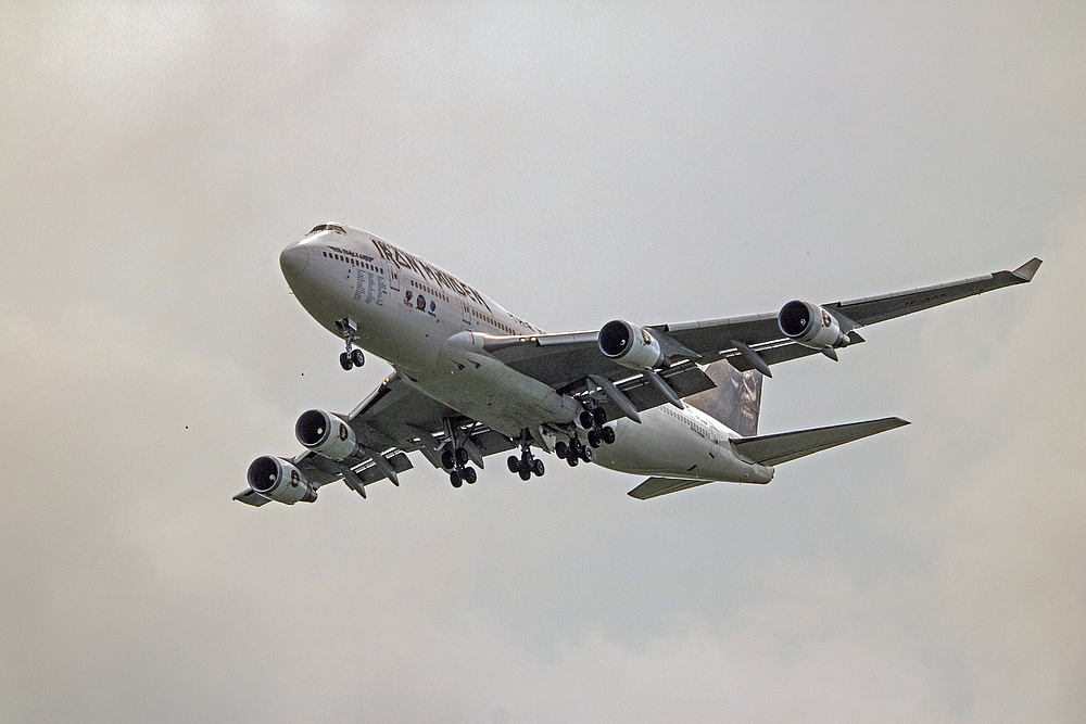 Band fliegt im eigenen Jumbo ein ........