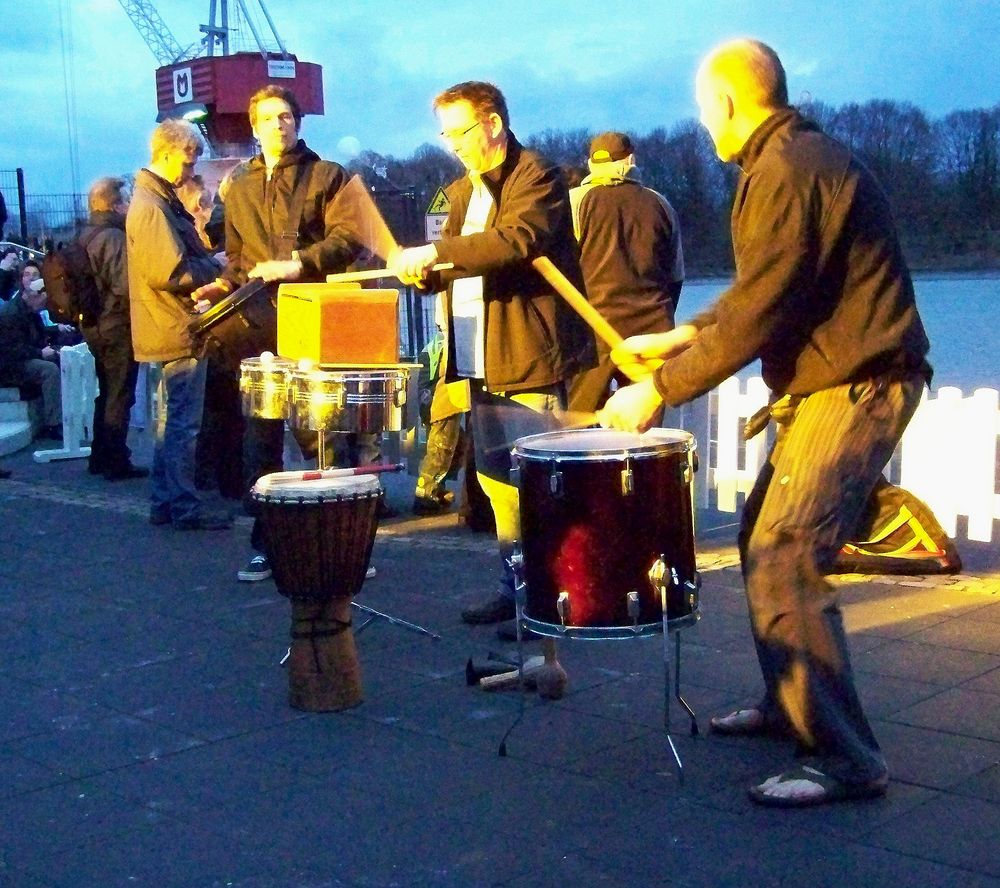 Band im Gelben Scheinwerferlicht: