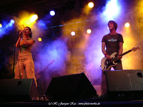 Band Juli beim Heimspiel 2004