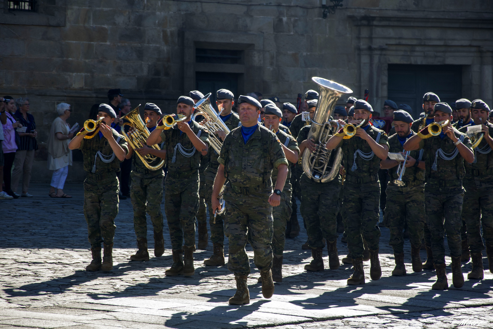 Banda de músicos entrando en La Plaza del Obradoiro