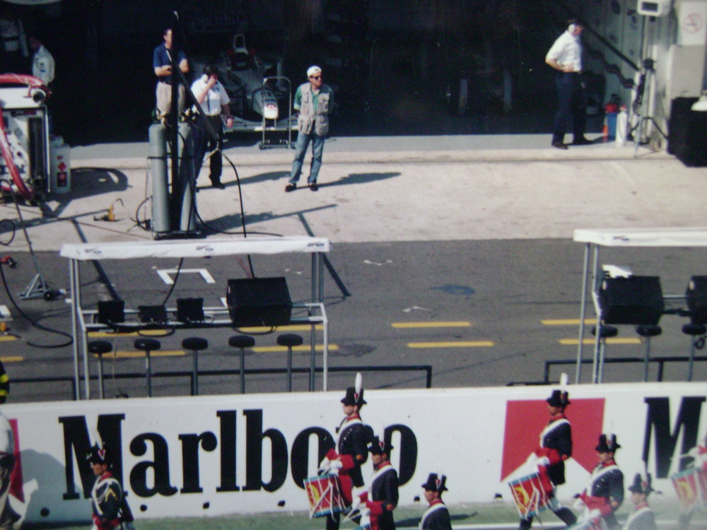 Banda militar frente a boxes de Fórmula 1.