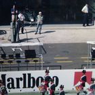 Banda militar frente a boxes de Fórmula 1.