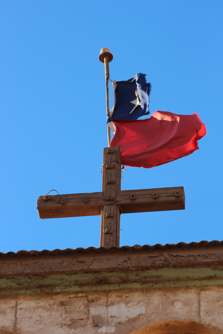 Bandera Chilena en la cruz de la iglesia de Pedro de Valdivia