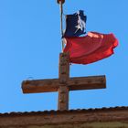 Bandera Chilena en la cruz de la iglesia de Pedro de Valdivia