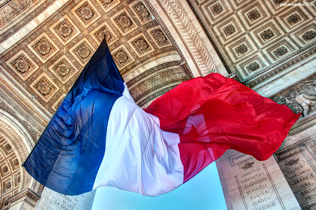 Bandera de Francia en Arco del triunfo