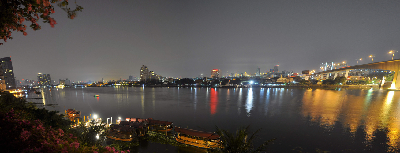 Bangkok Chao Praya bei Nacht aus unserem Hotelzimmer im Marriott