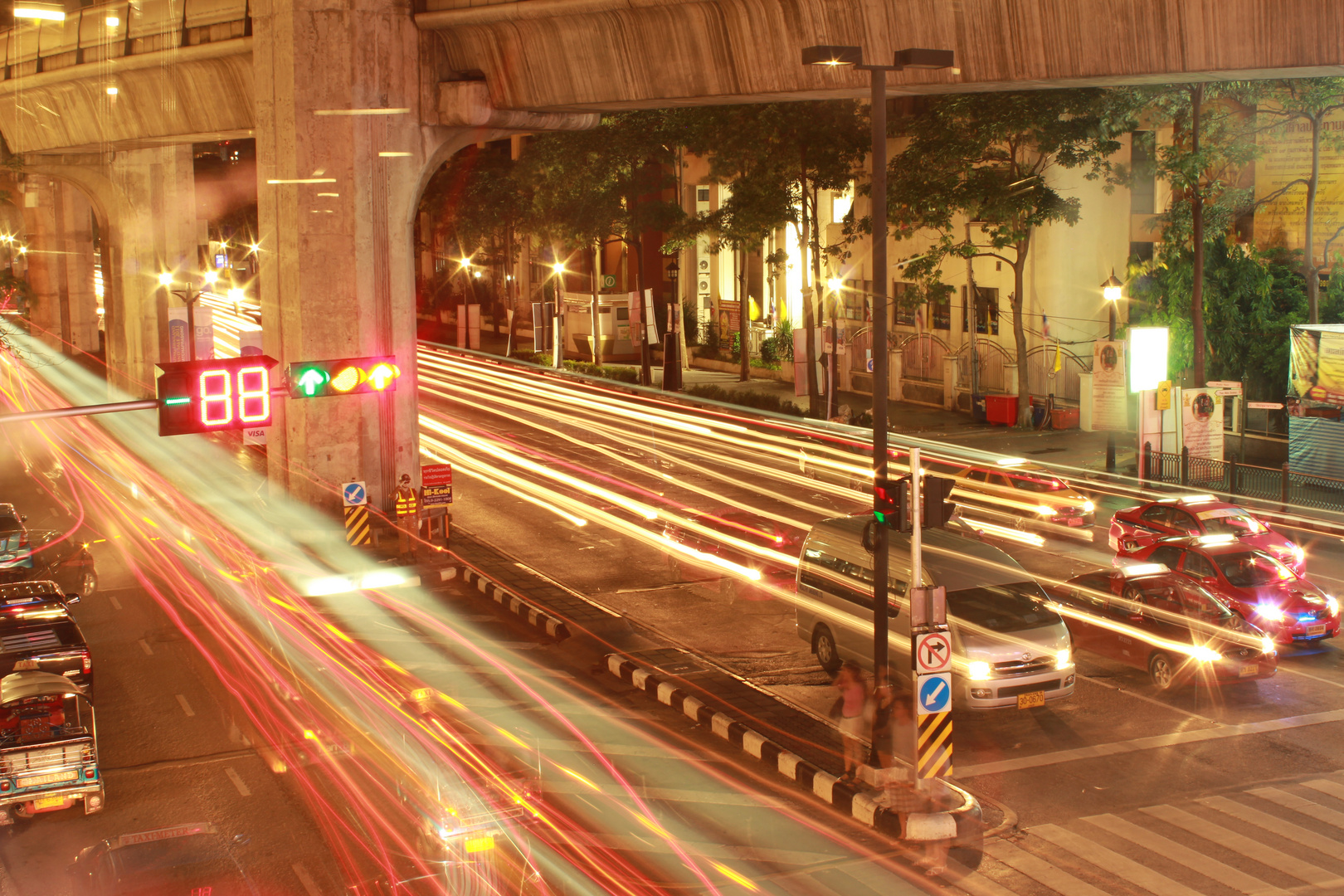 Bangkok, eine Kreuzung in der Nacht.