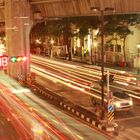 Bangkok, eine Kreuzung in der Nacht.