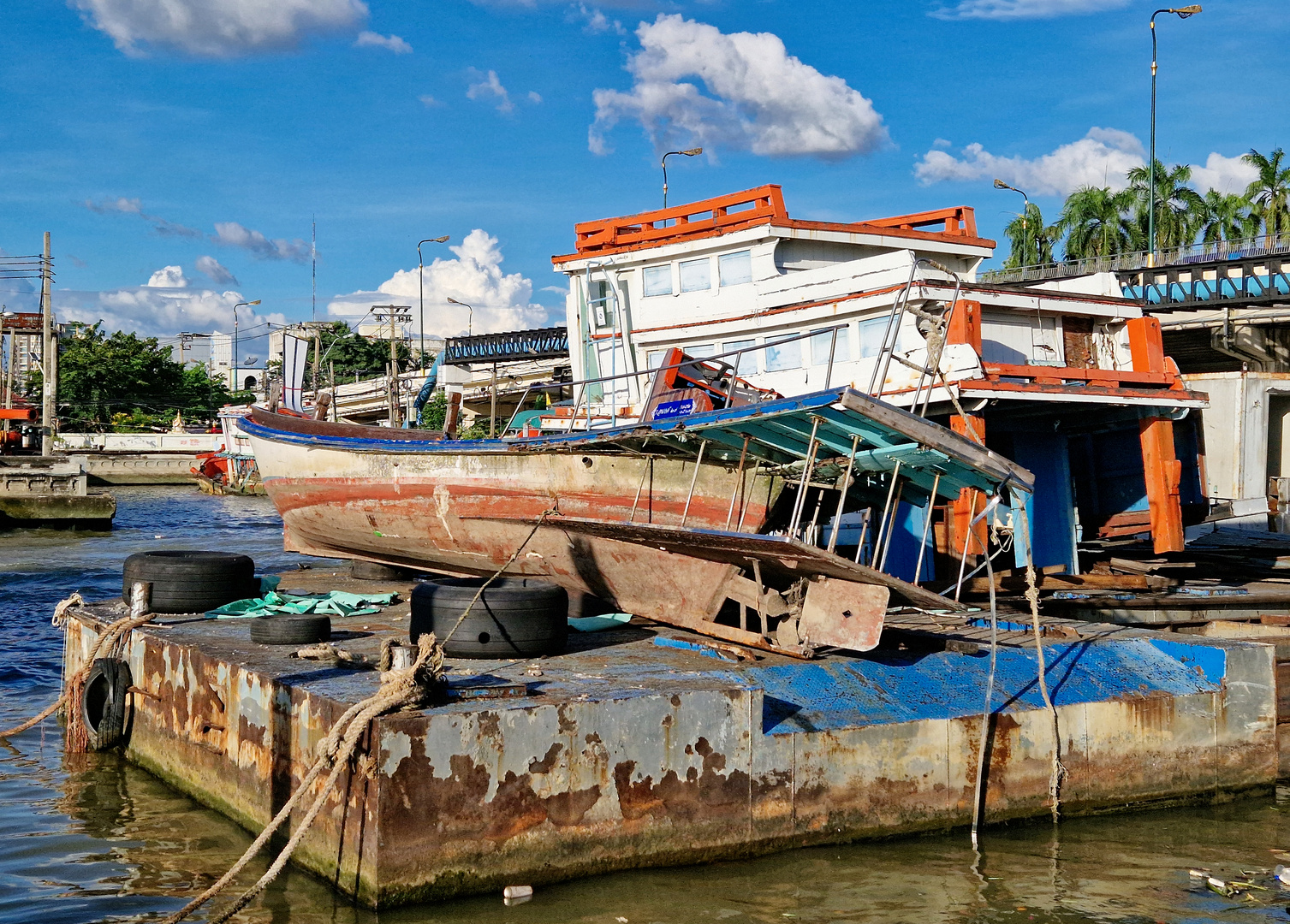 Bangkok Noi - Ponton mit Schiffswracks