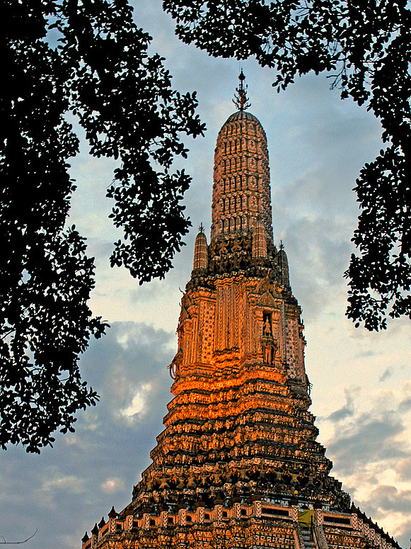 Bangkok :   "Tempel der Morgenröte" in der Abendröte