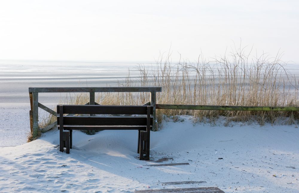 Bank am Strand der Nordsee