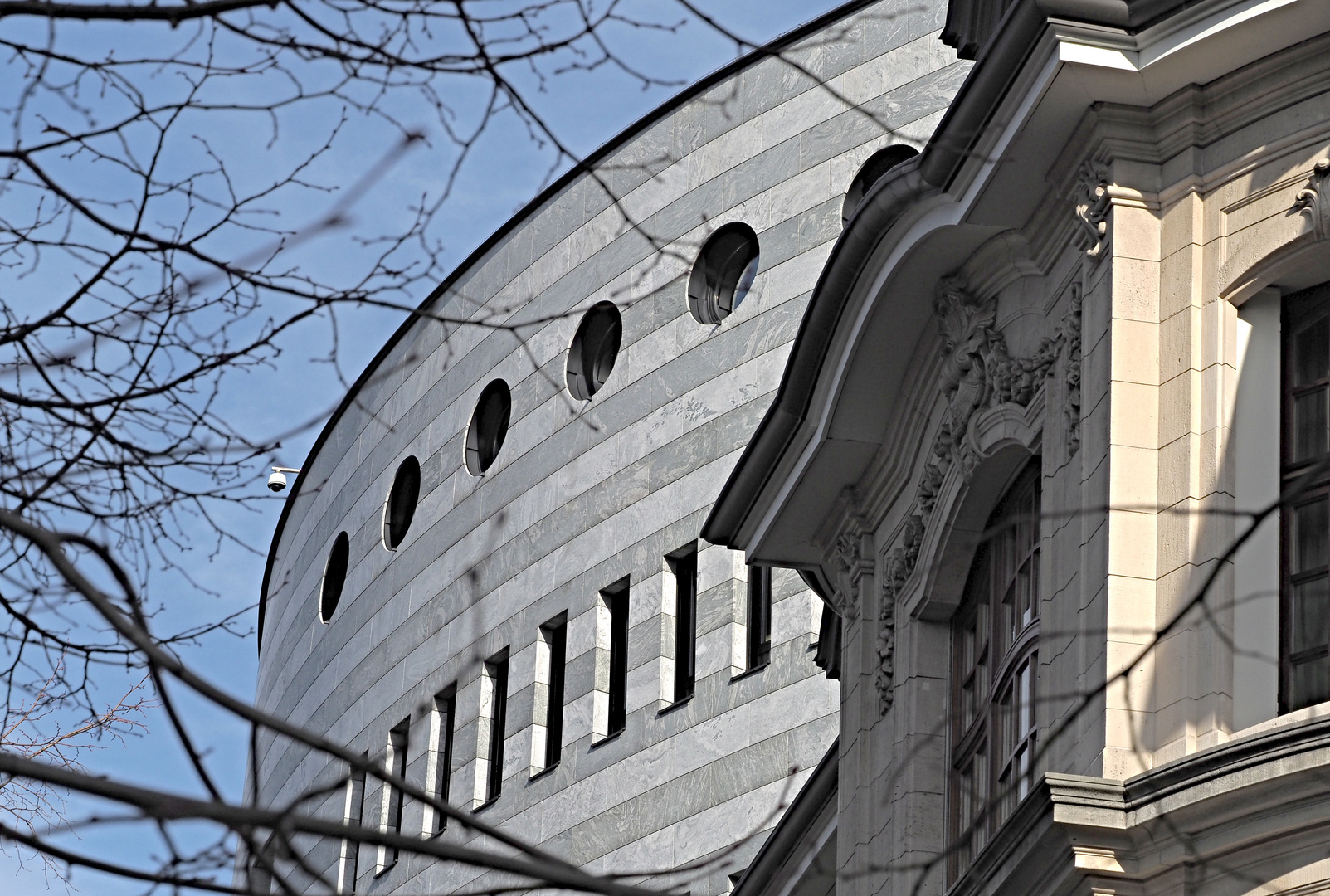 Bank BIZ, Architekt Botta, Detail mit Altbau