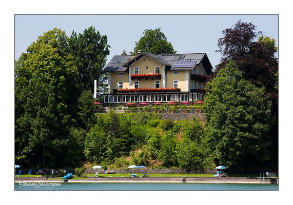 Bank-Haus mit Seeblick