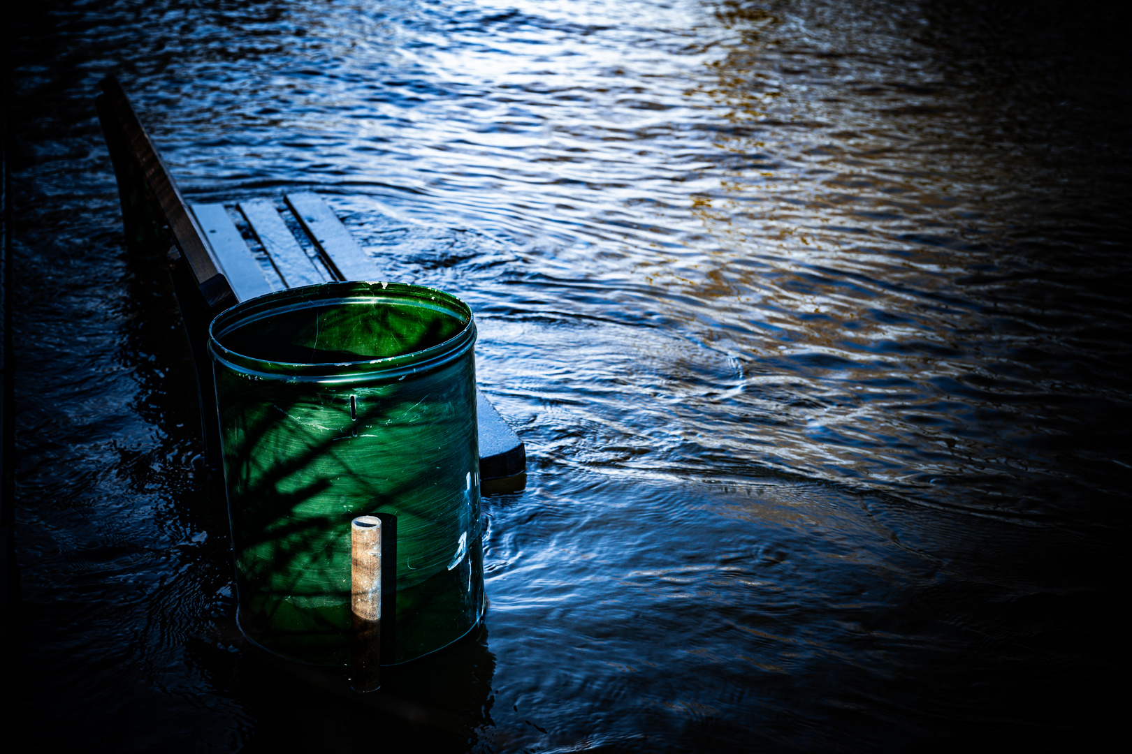Bank im Fluss 1 Foto & Bild rhein, deutschland, hochwasser Bilder auf