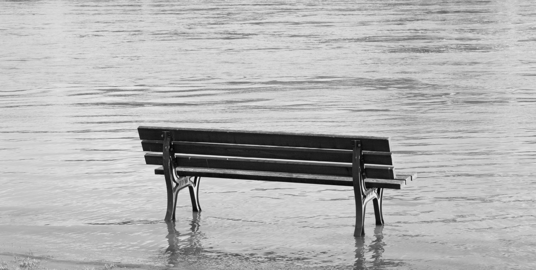 Bank im Mainhochwasser