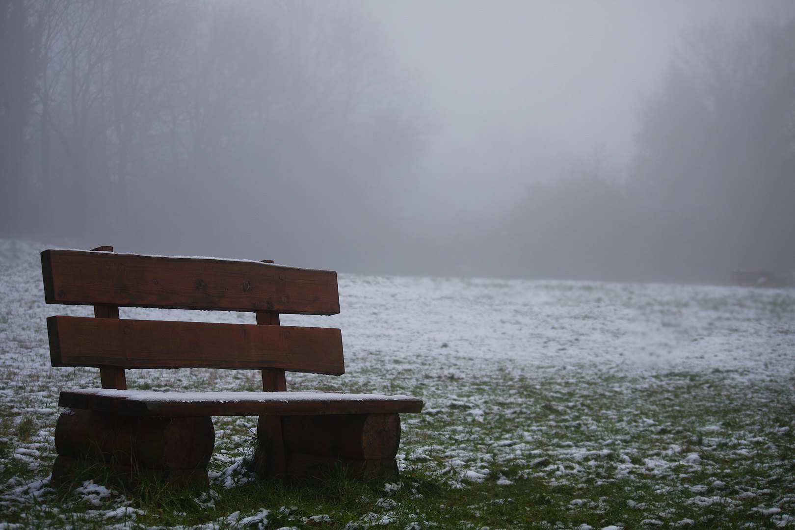 Bank im Nebel