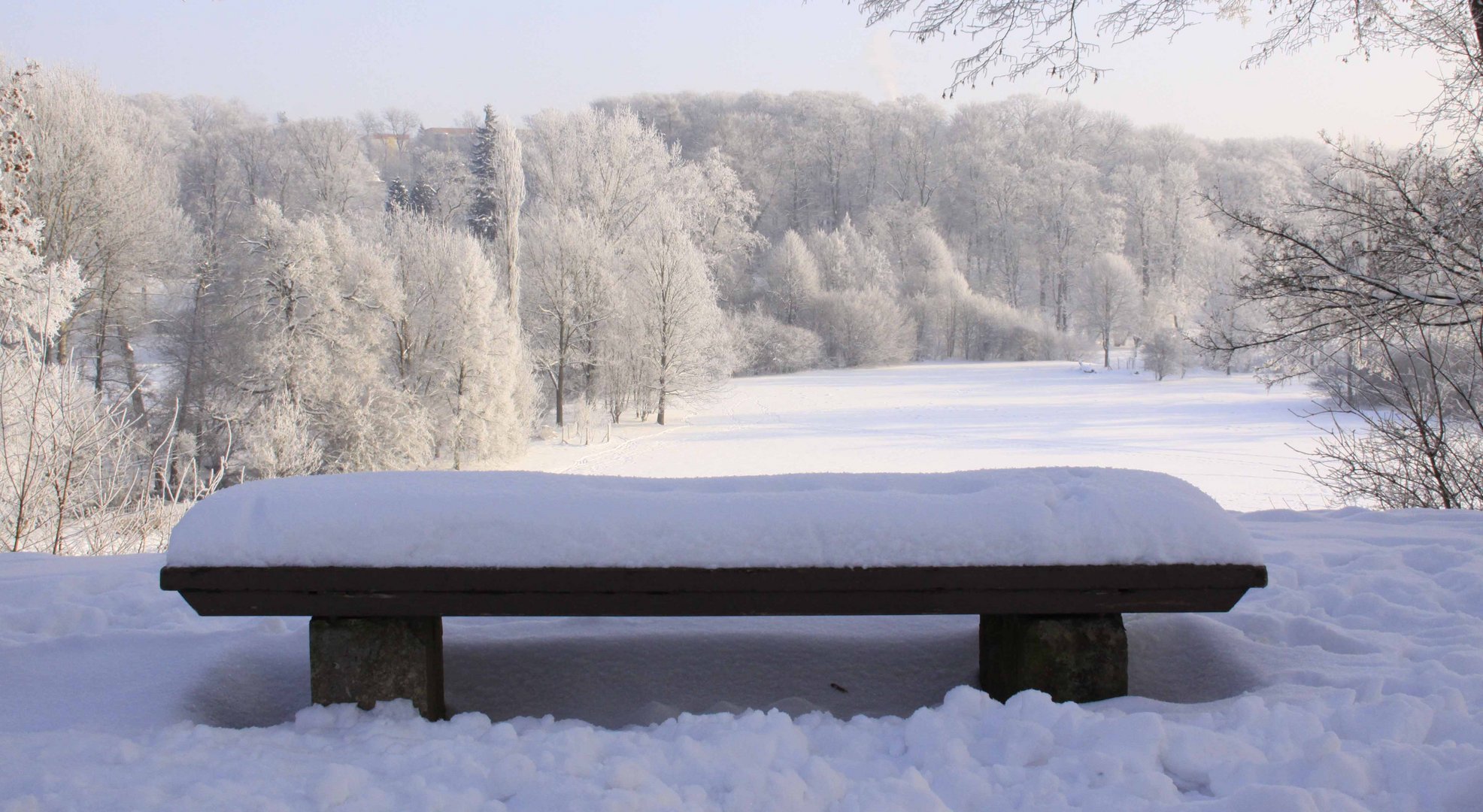 Bank im Schnee