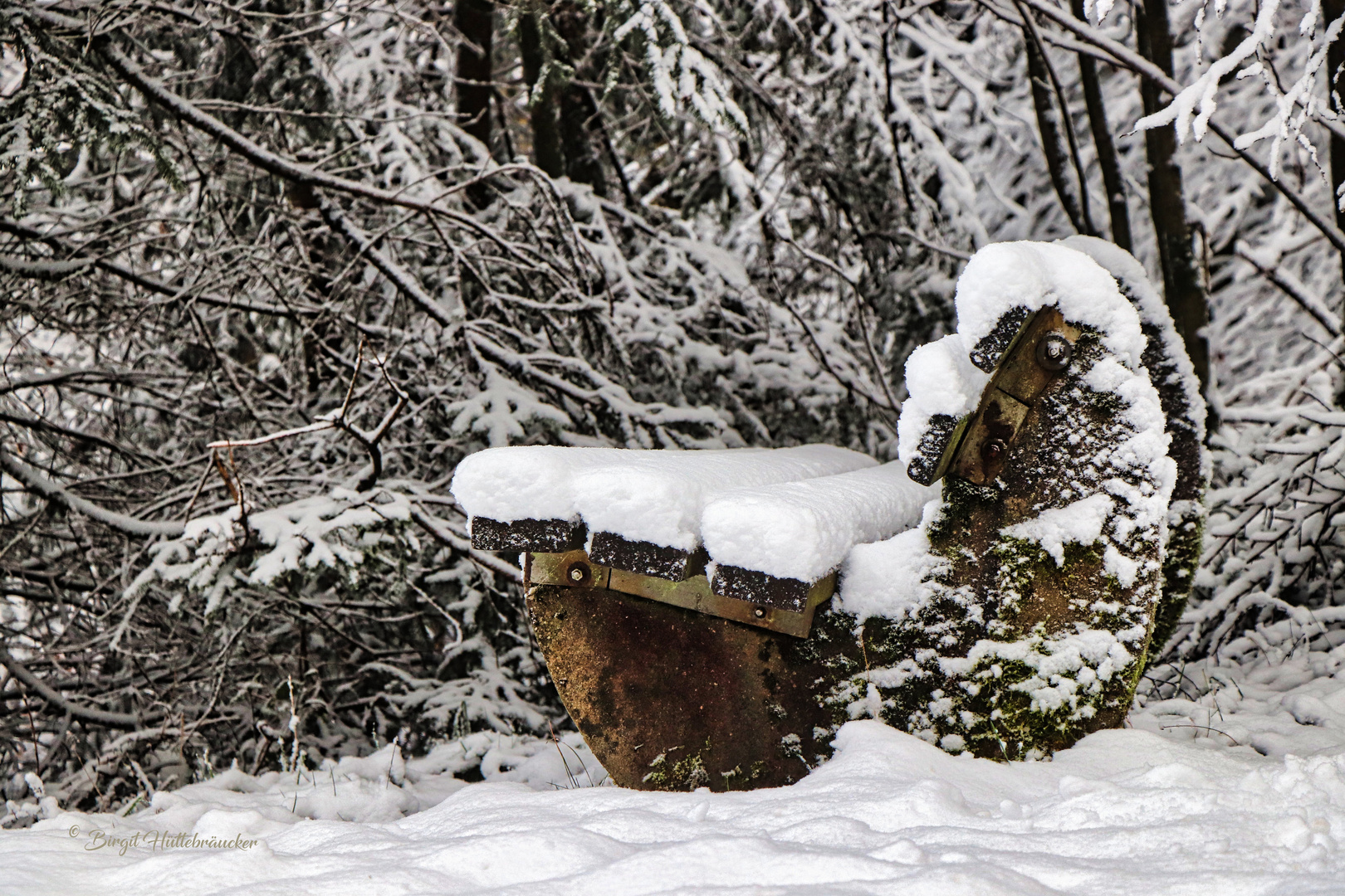 Bank im Schnee