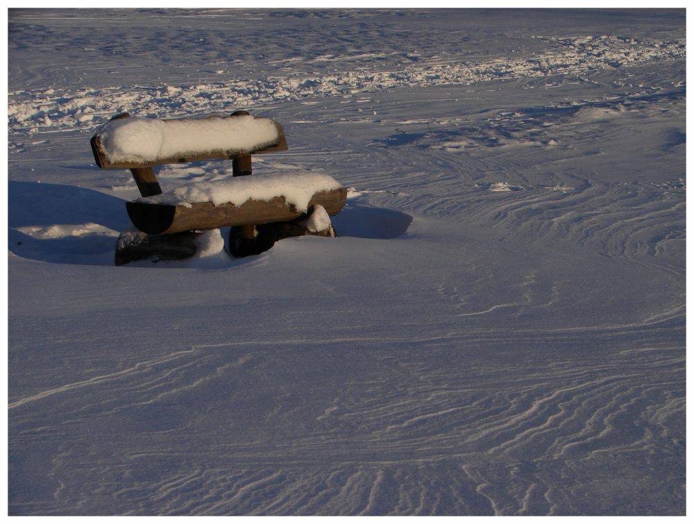 Bank im Schnee