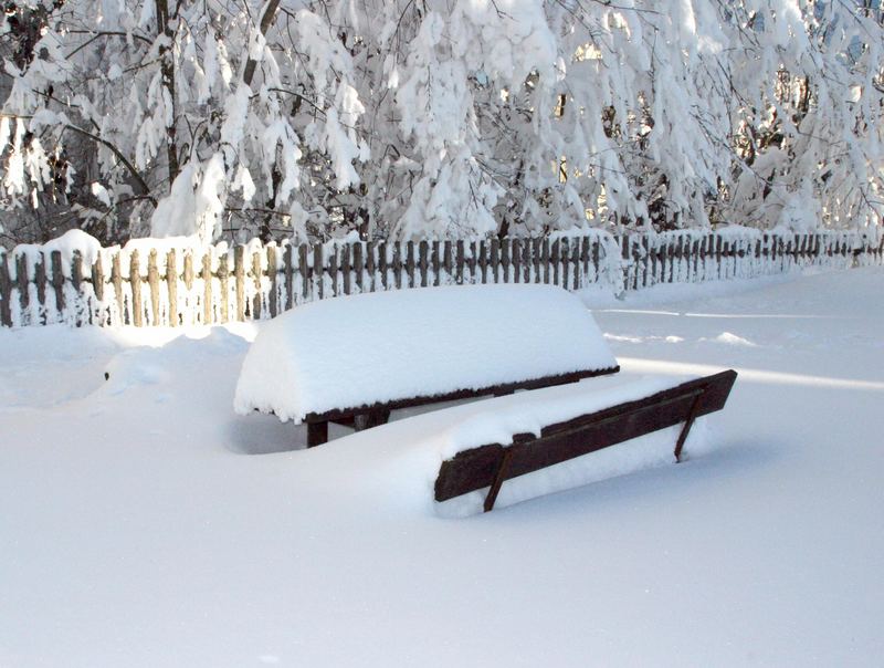 Bank im Schnee