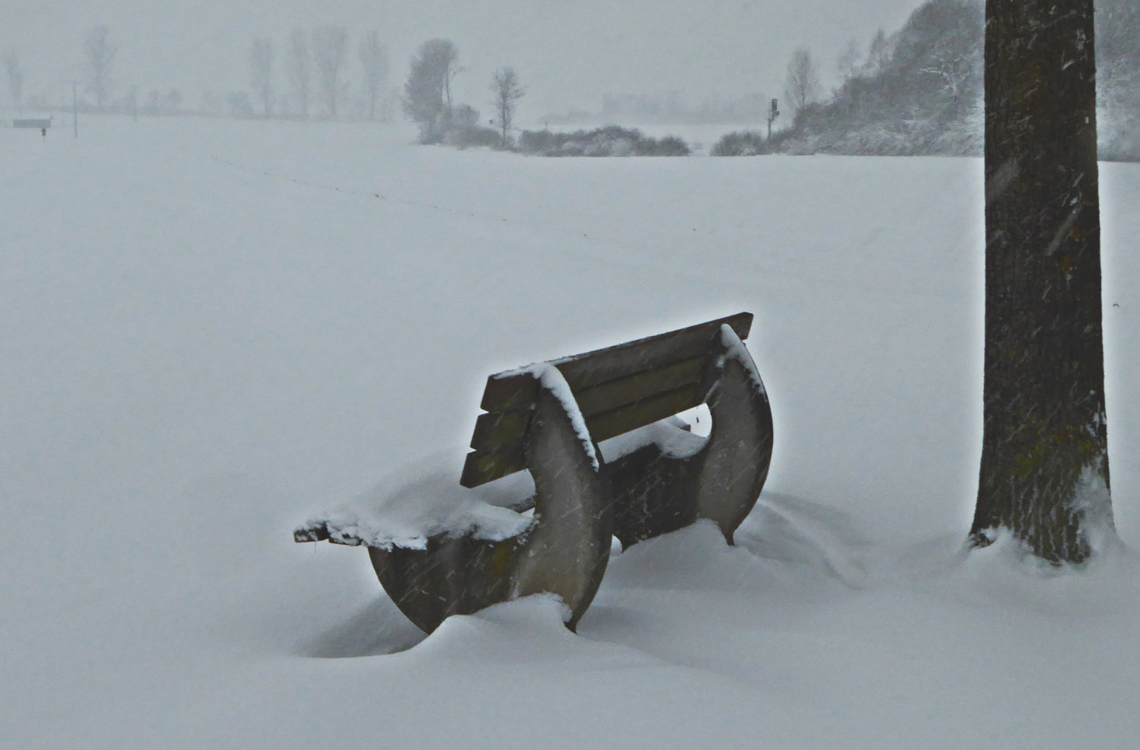 Bank im Schnee