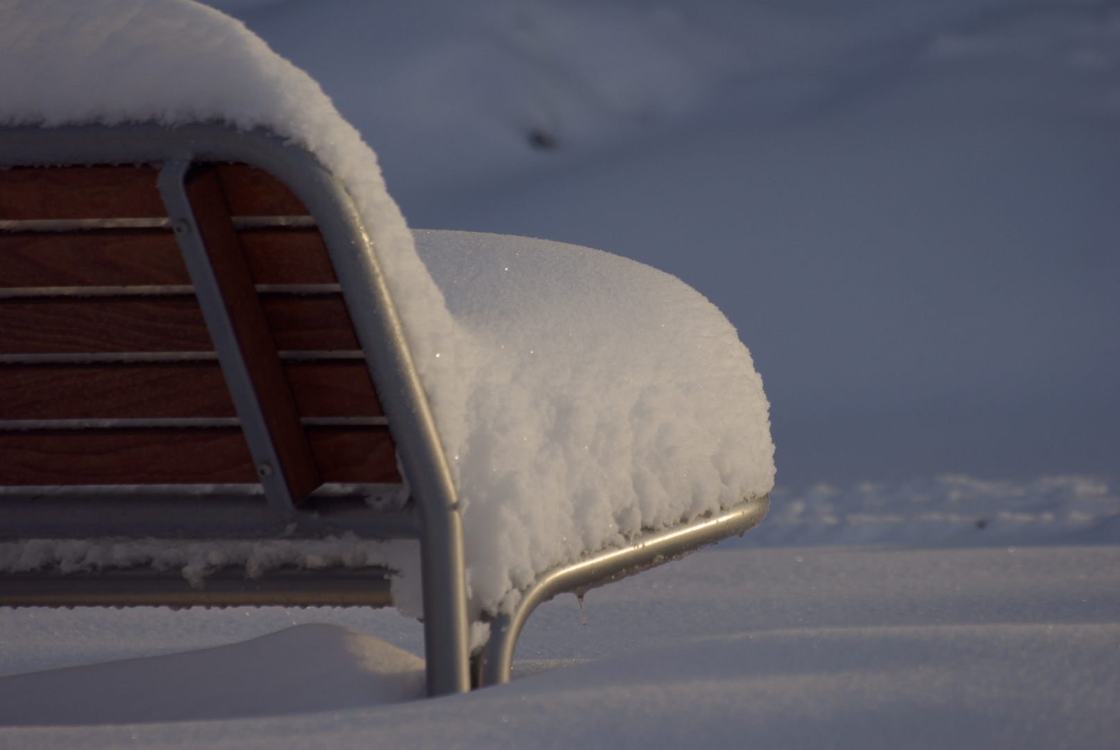 Bank im Schnee