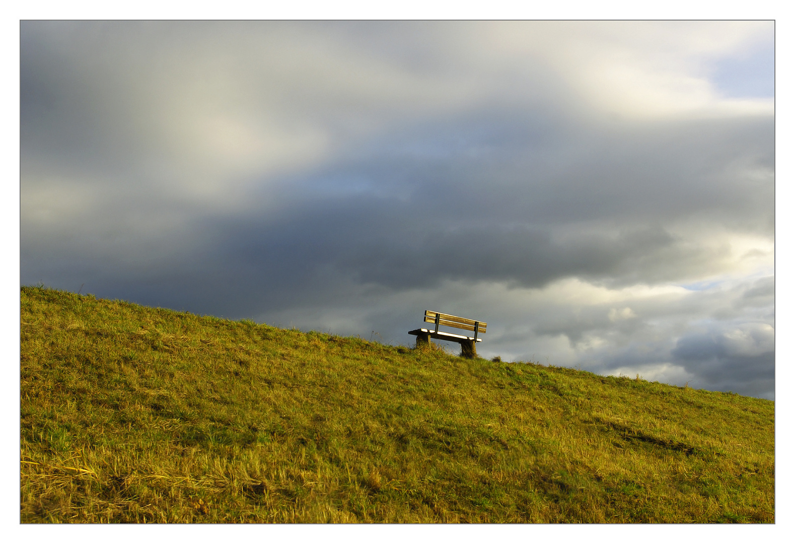 Bank in der Landschaft