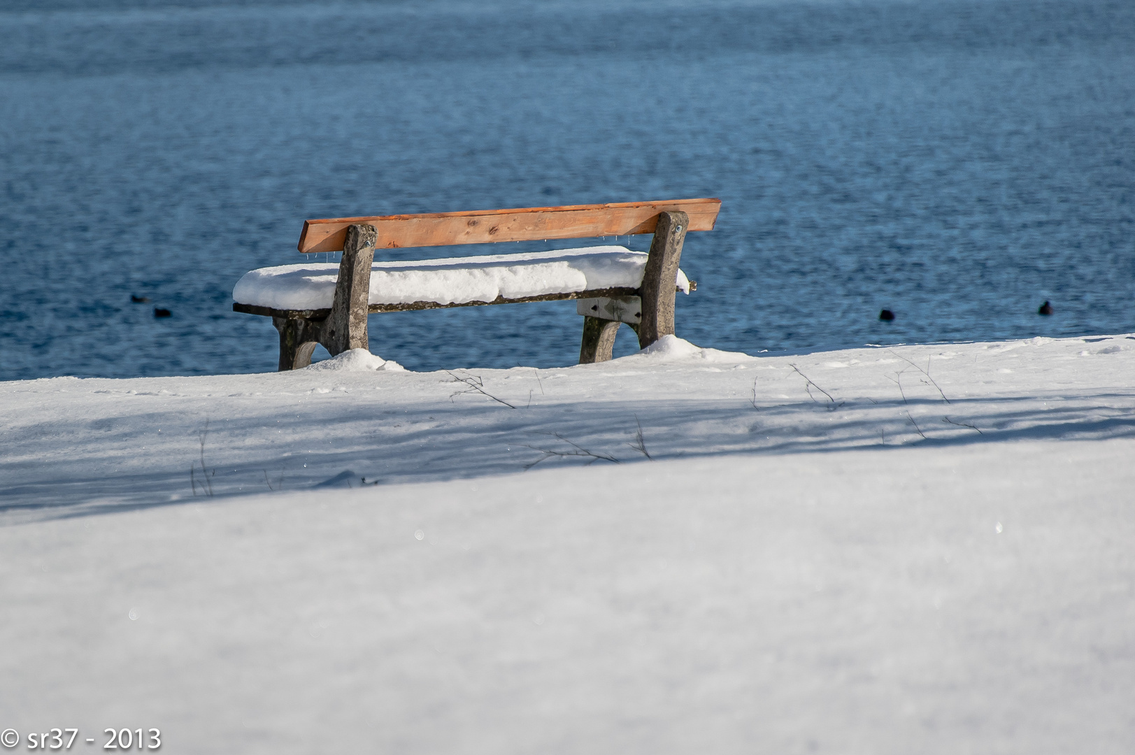 ... Bank mit Aussicht in's Blaue ...