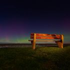 Bank mit Blick auf Aurora Borealis Nov 23