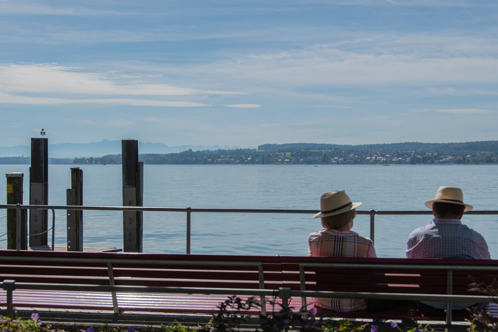 Bank mit Seeblick