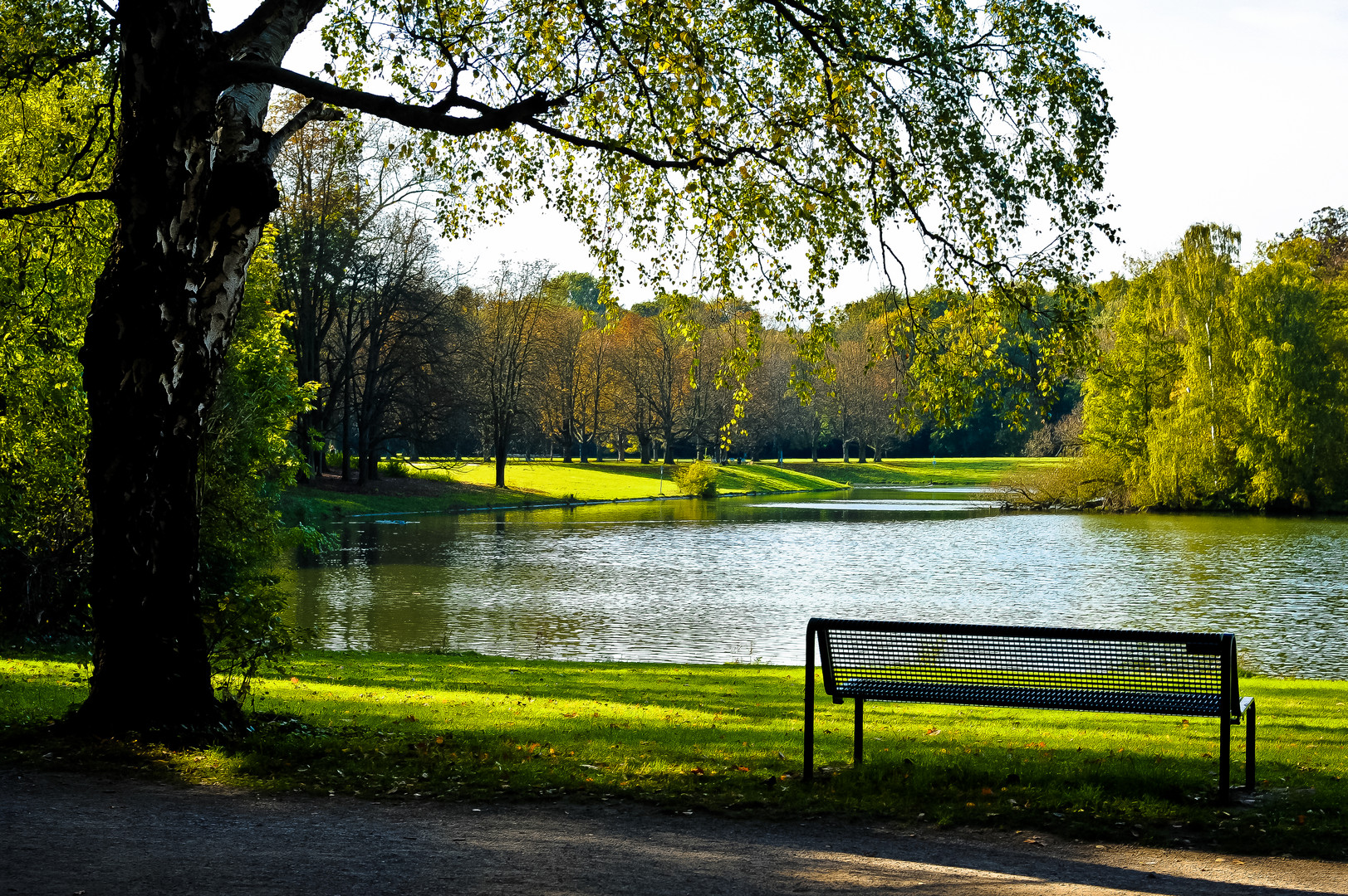 Bank mit Seeblick