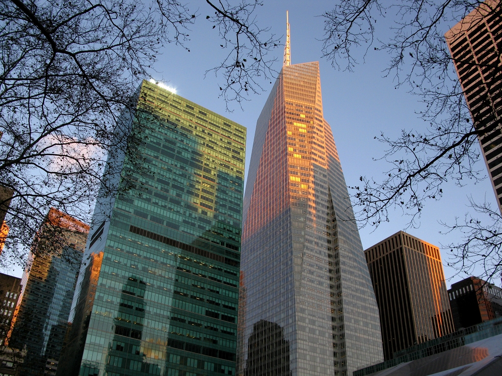 Bank of America Tower im Sonnenaufgang (1)