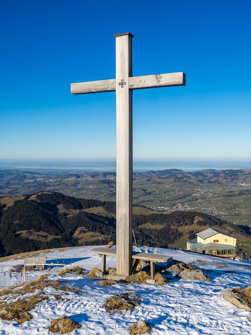 Bank und Gipfelkreuz mit Bodenseeblick