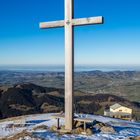 Bank und Gipfelkreuz mit Bodenseeblick