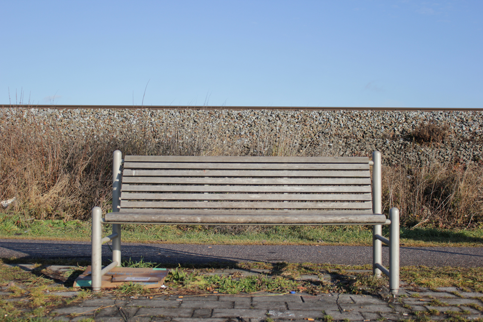 Bank vor Eisenbahn