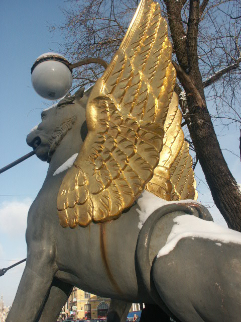 Bankbruecke mit den Greifen mit goldenen Fluegeln am Gribojedovkanal