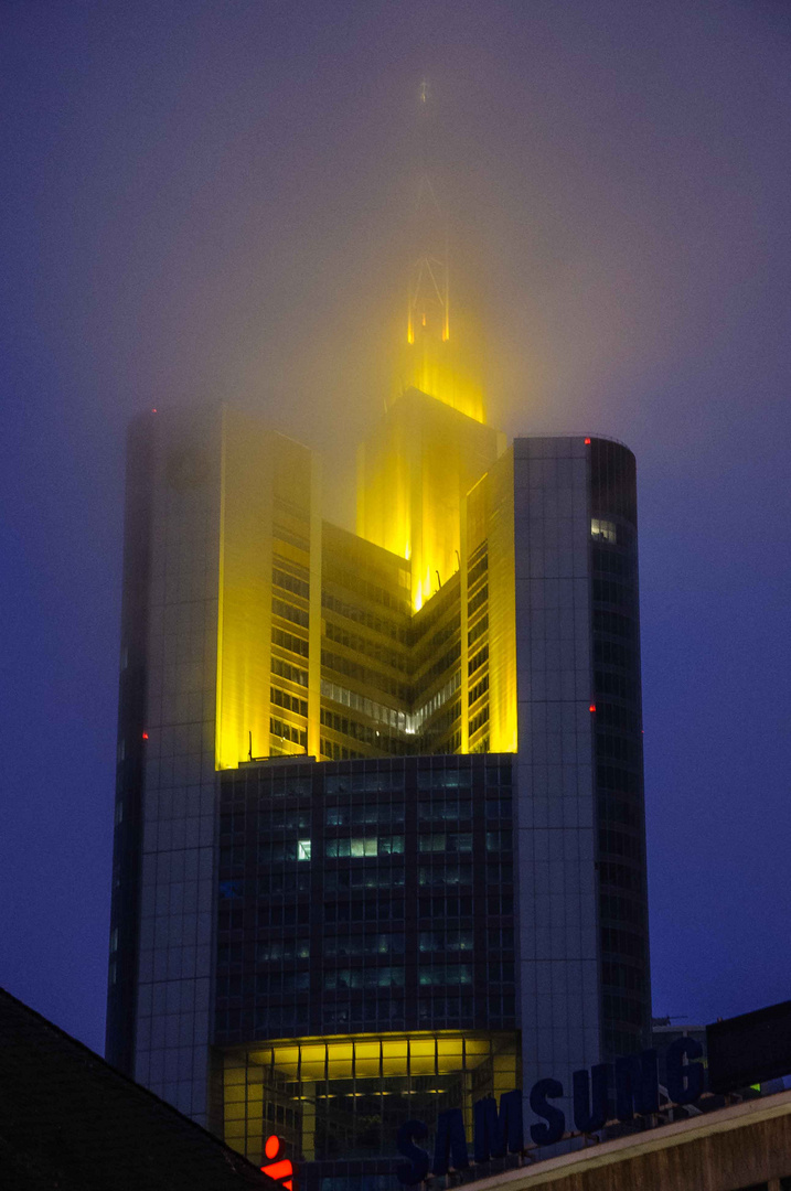 Banken im Nebel - ganz oben wird es difus