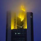 Banken im Nebel - ganz oben wird es difus