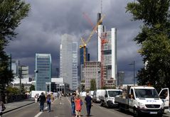 Bankfurt Mainhattan: Auf der Untermainbrücke ...