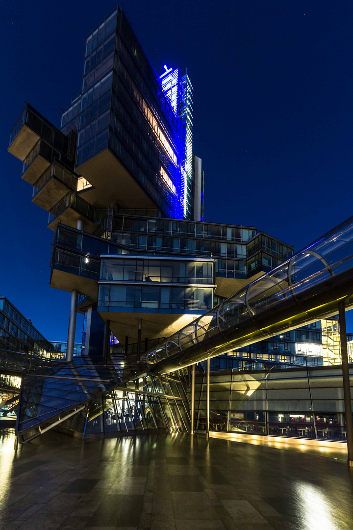 Bankgebäude bei Nacht in Hannover