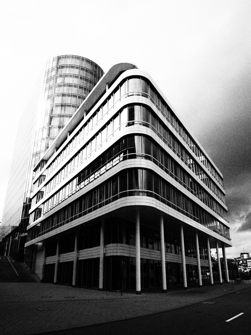 Bankgebäude monochrom