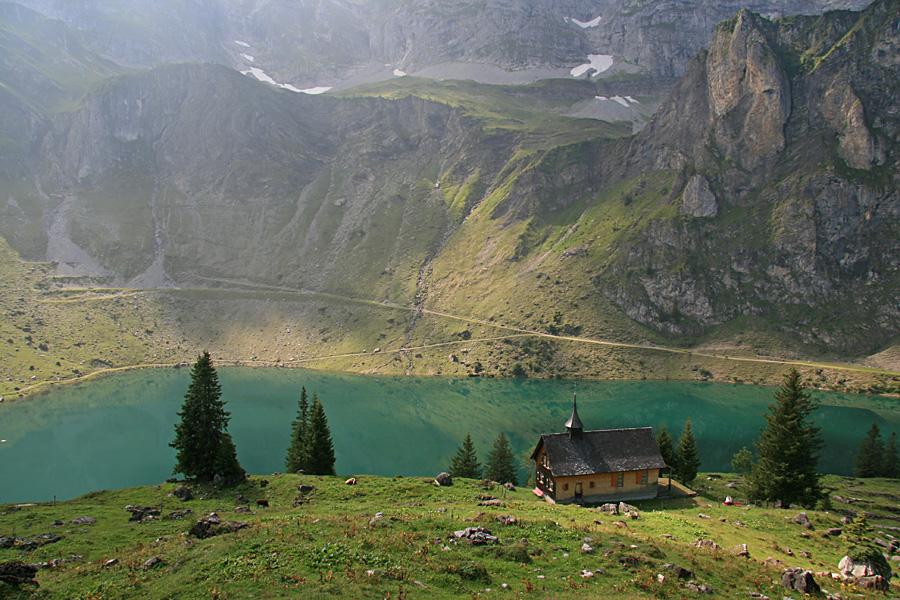 Bannalpsee mit Bergkapelle