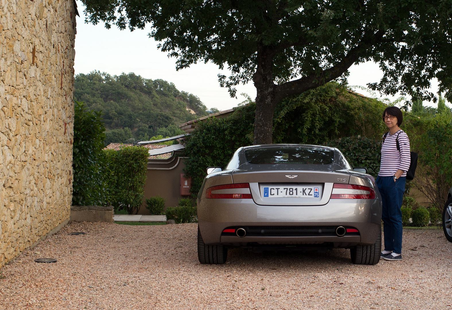 Bao et l'Aston Martin DB9 à Forcalquier.