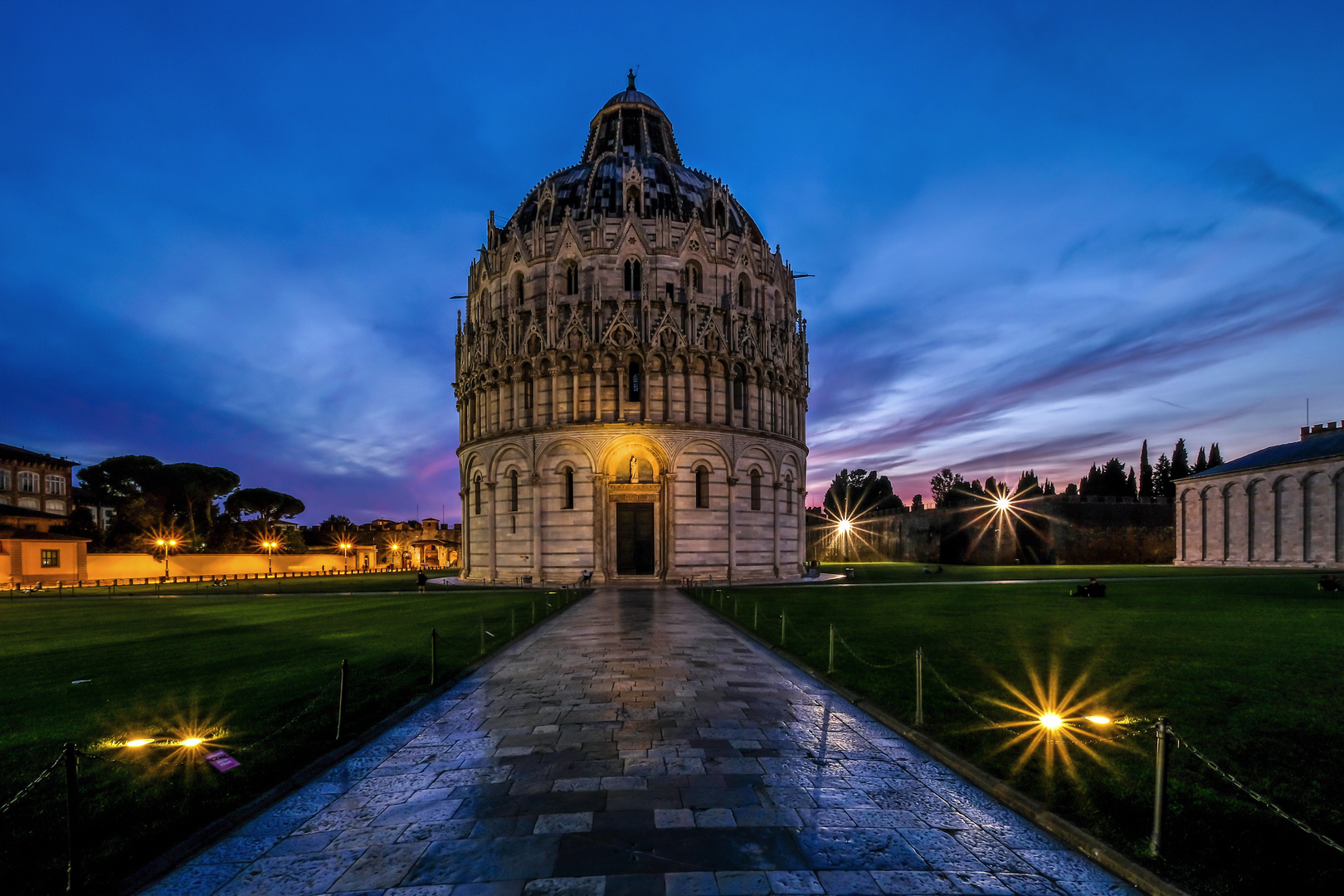 Baptisterium Pisa in blauer Stunde