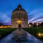 Baptisterium Pisa in blauer Stunde