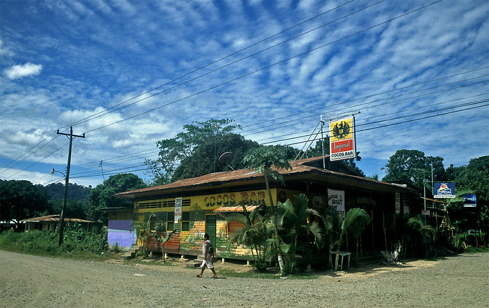 Bar an "belebter" Kreuzung in Cahuita