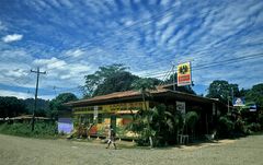 Bar an "belebter" Kreuzung in Cahuita