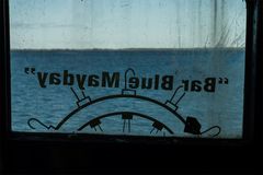 "Bar Blue Maybay" mit leichter Schlagseite